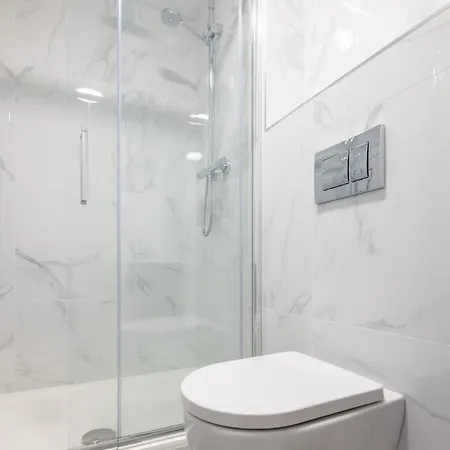 1st Floor Stylish 2-bed