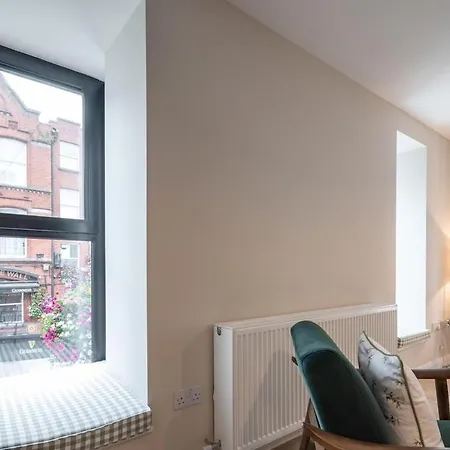 1st Floor Stylish 2-bed Apartment *