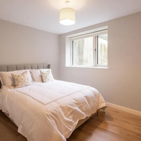 1st Floor Stylish 2-bed * Drogheda