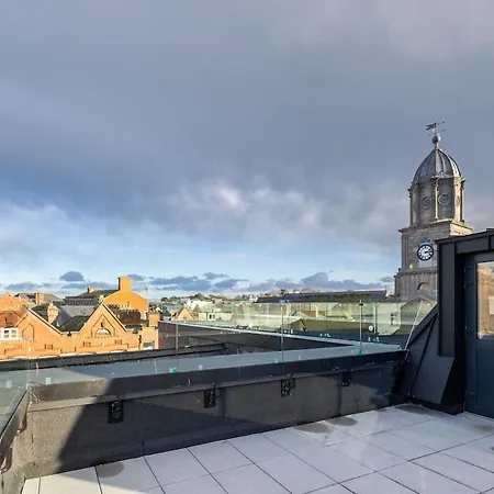 1st Floor Stylish 2-bed Apartment