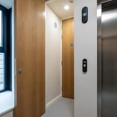 1st Floor Stylish 2-bed *