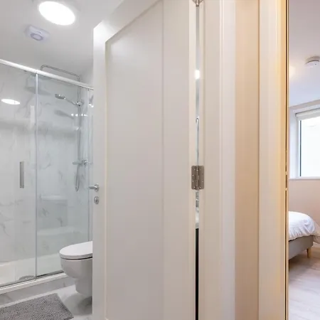 1st Floor Stylish 2-bed Drogheda