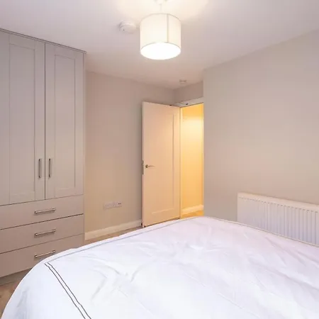1st Floor Stylish 2-bed Apartment *